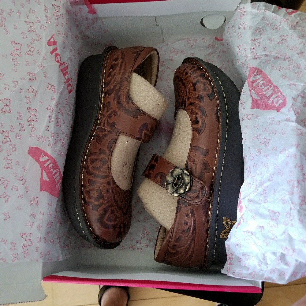 NIB  "Alegria" Nursing Shoes size 35